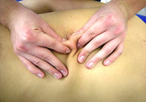 Ręce masażysty przy pracy